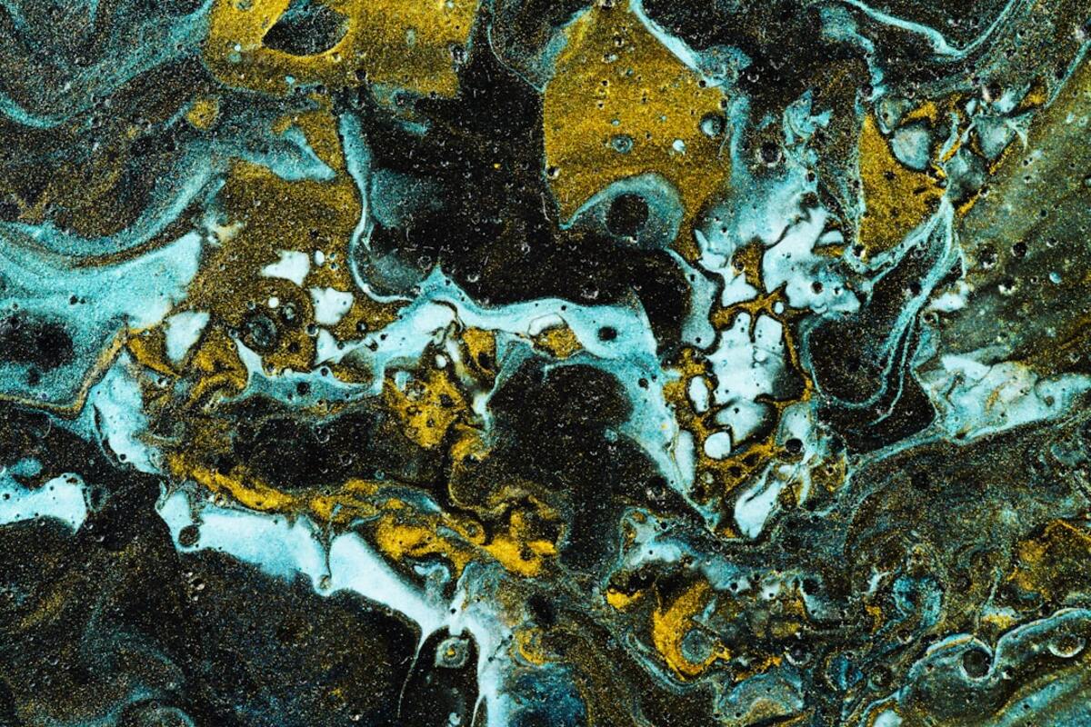 Hunting White Hydrogen: How Iron-Rich Rocks May Feed Self‑Refilling Wells
